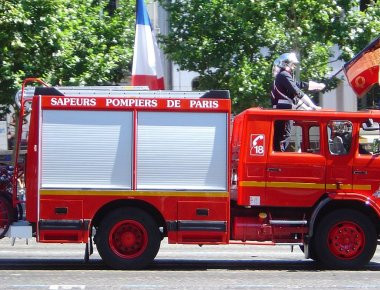 Μολότοφ σε εστιατόριο του Παρισιού - Αναφορές για ληστεία (φωτό)